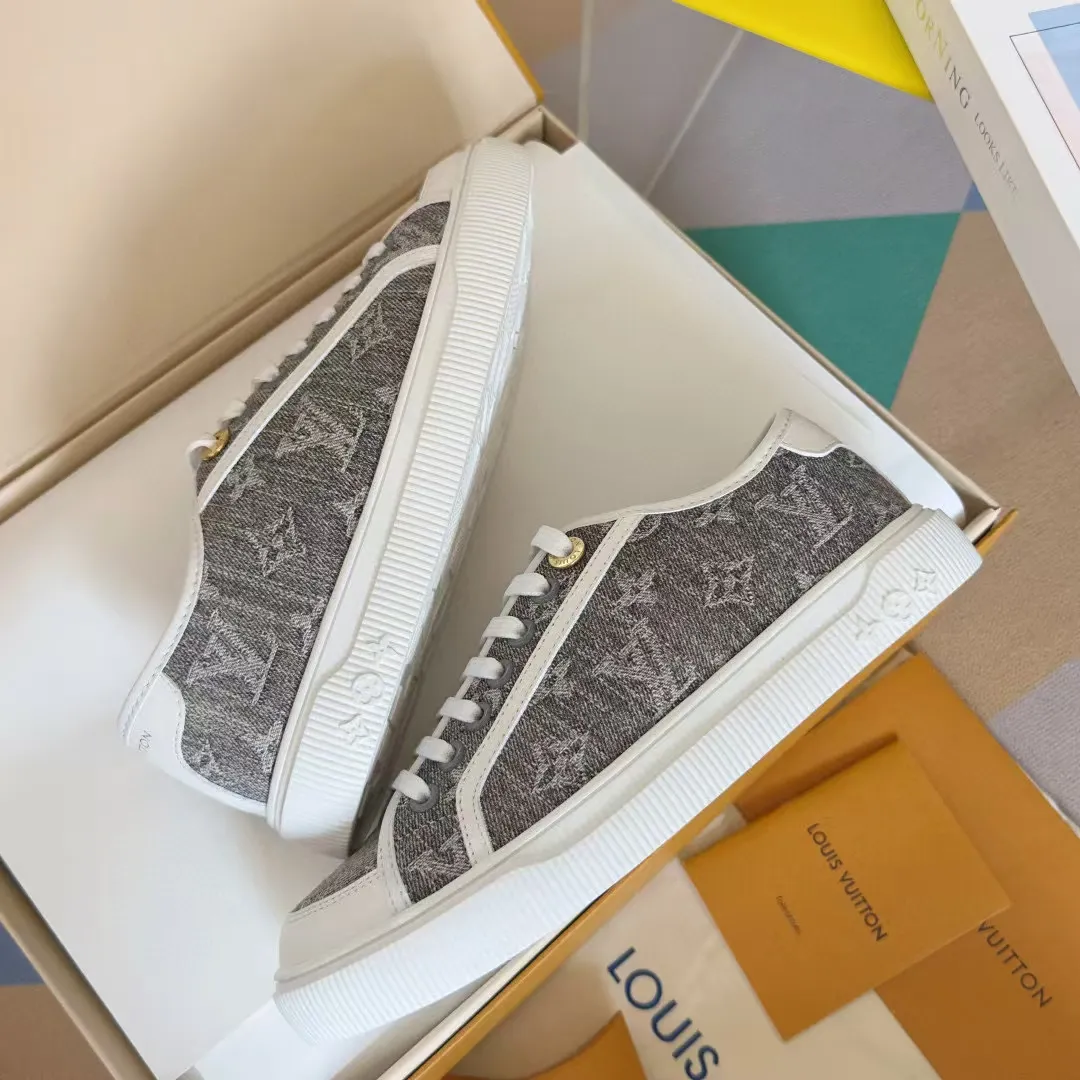 👟👟Ex-factory price 420👟👟 LV Louis Vuitton L Home Donkey Brand’s latest Lagoon series Thick-soled denim denim Embossed Presbyopia Thick-soled Casual sneakers Skateboard shoes Original purchase and development Production This Lagoon sneaker is made of Monogram denim, injecting a retro flavor into the classic design. The Louis Vuitton logo pops out from the leather trim, and the inscribed eyelets, trim and laces highlight the exquisite details. The rubber outsole embellished with Monogram flowers completes the whole. Exquisitely packaged at the delivery counter🛍📦 ▪️ Fabric: Original imported custom first-layer cowhide ▪️ Lining: Original imported cowhide lining ▪️ Sole: Original open-molded non-slip TPU material ▪️ Bottom thickness: 2.5CM ▪️ Size: Women's size 35-40 (41, 42 can be customized)